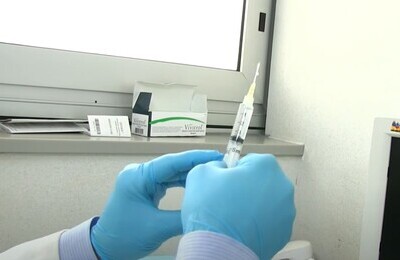 Проведение кодирования Вивитролом в Георгиевске Шприц с Вивитролом в руках у врача